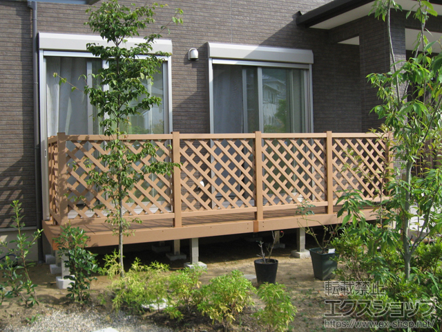 奈良県生駒郡平群町ののウッドデッキ リウッドデッキ 200＋リウッドデッキフェンス2型＜ラチス格子＞ 施工例