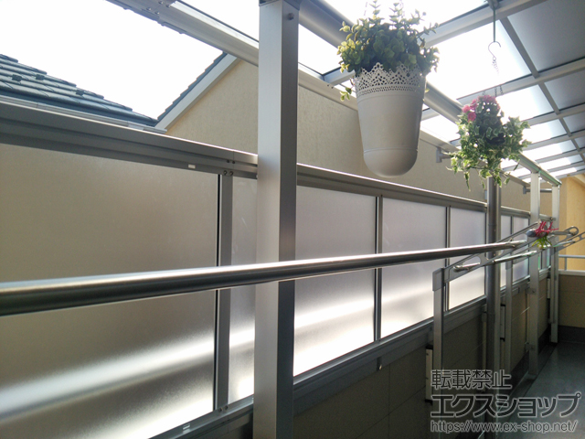 埼玉県川口市ののバルコニー・ベランダ屋根 ヴェクターテラス F型 屋根タイプ 3連棟 積雪〜20cm対応+壁面奥行違い部材+前面パネル1段　600N・柱奥行移動用 施工例