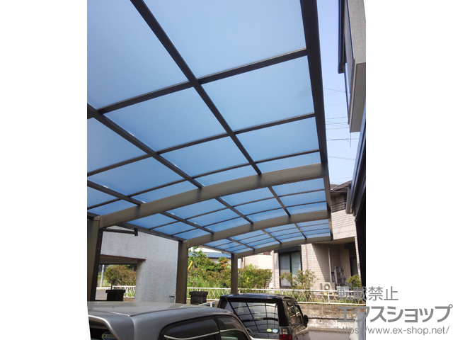 埼玉県坂戸市ののカーポート ネスカR (ラウンドスタイル) 縦連棟 積雪〜20cm対応 施工例