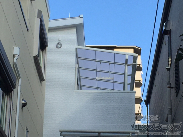 大阪府大阪市のLIXIL リクシル（トステム）のバルコニー・ベランダ屋根 パワーアルファ F型 屋根タイプ 単体 積雪〜30cm対応+吊り下げ物干し 施工例