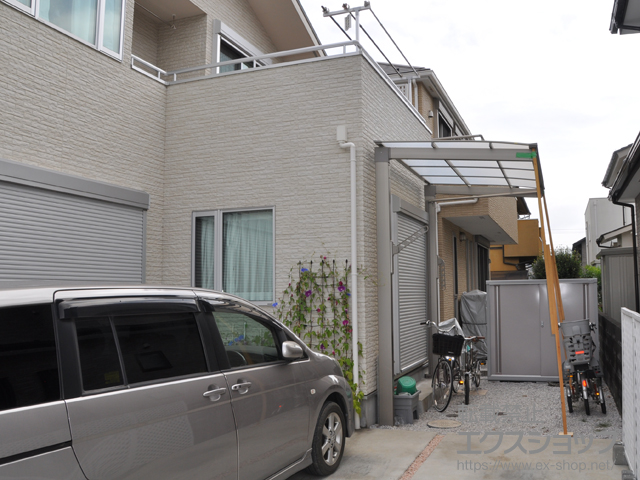 東京都青梅市のLIXIL リクシル（トステム）のテラス屋根 エックスルーフ 独立前下がり テラスタイプ　積雪〜20cm対応＋エックスルーフ用 収納式物干し 仕様：標準 2本入り 施工例