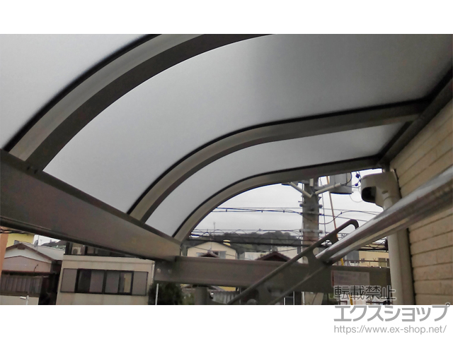 静岡県静岡市のLIXIL リクシル（トステム）のバルコニー・ベランダ屋根 [片袖納まり]パワーアルファ RB型 ルーフタイプ 単体 積雪〜30cm対応 施工例