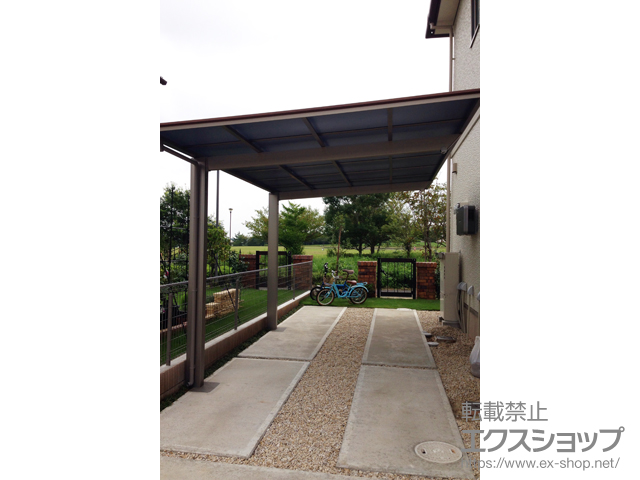 千葉県印西市ののカーポート フーゴF (フラットスタイル) 木調色 積雪〜20cm対応＋LIXIL フーゴF (フラットスタイル) 着脱式サポート 標準用 2本入り×1セット 施工例