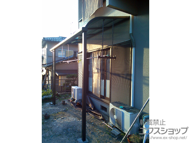 岐阜県多治見市のLIXIL リクシル（トステム）のテラス屋根 ライザーテラスII R型 テラスタイプ 単体 積雪〜20cm対応＋ライザーテラスII用 吊り下げ物干し 施工例