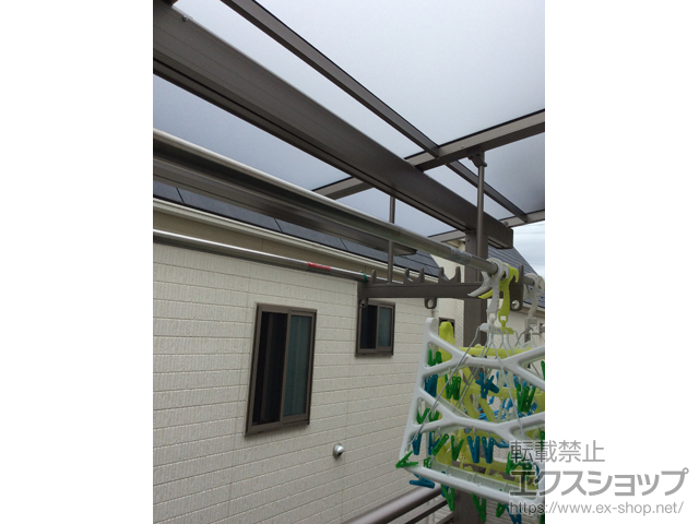 東京都江戸川区のLIXIL リクシル（トステム）のバルコニー・ベランダ屋根 ライザーテラスII F型 屋根タイプ 単体 積雪〜20cm対応+ライザーテラスII用 吊り下げ式物干し 施工例