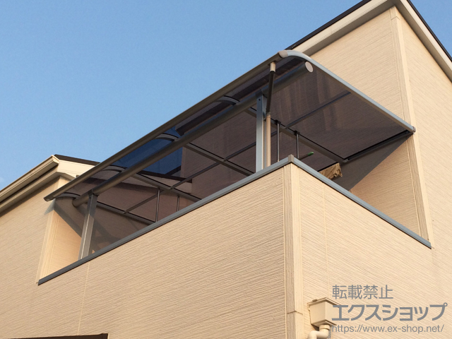 大阪府交野市ののバルコニー・ベランダ屋根 ヴェクターテラス R型 屋根タイプ 単体 積雪〜20cm対応＋ヴェクターテラス用物干しセット 吊り下げ式 標準2本入り×1セット 施工例