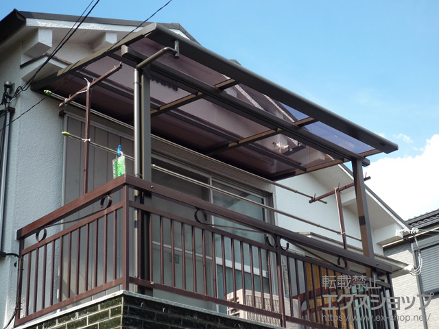 大阪府高槻市のLIXIL リクシル（トステム）のバルコニー・ベランダ屋根 ライザーテラスII F型 屋根タイプ 単体 積雪〜20cm対応＋テラス柱取付け金具/柱キャップ/92°エルボ 施工例