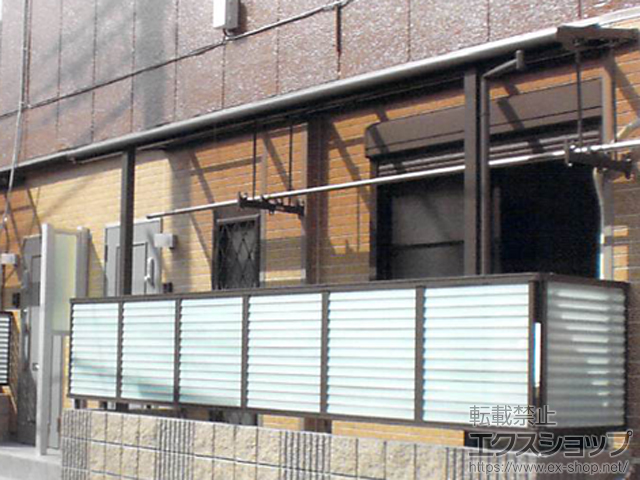 埼玉県草加市のLIXIL リクシル（トステム）のテラス屋根 ライザーテラスII F型 テラスタイプ 単体 積雪〜20cm対応＋吊り下げ物干し 施工例