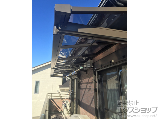 山口県周南市のLIXIL リクシル（トステム）のバルコニー・ベランダ屋根 ライザーテラスII F型 ルーフタイプ 連棟 積雪〜20cm対応 施工例