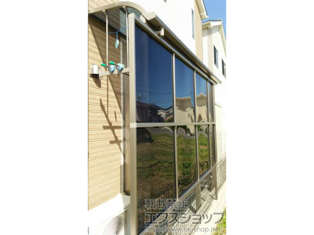 京都府亀岡市のLIXIL リクシル（トステム）のテラス屋根 ライザーテラスII R型 テラスタイプ 単体 積雪〜20cm対応＋吊り下げ物干し ロング＋前面スクリーン 施工例