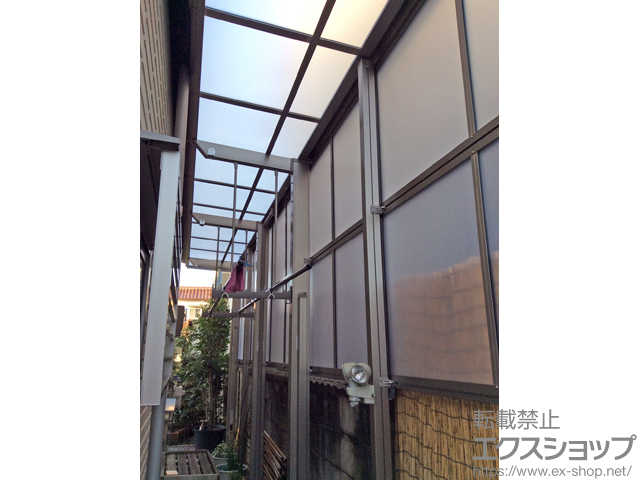 兵庫県明石市ののテラス屋根 フーゴF テラスタイプ 2連棟 積雪〜20cm対応＋サイドパネル 2連棟＋躯体すき間ふさぎ材 43型用 2セット 施工例