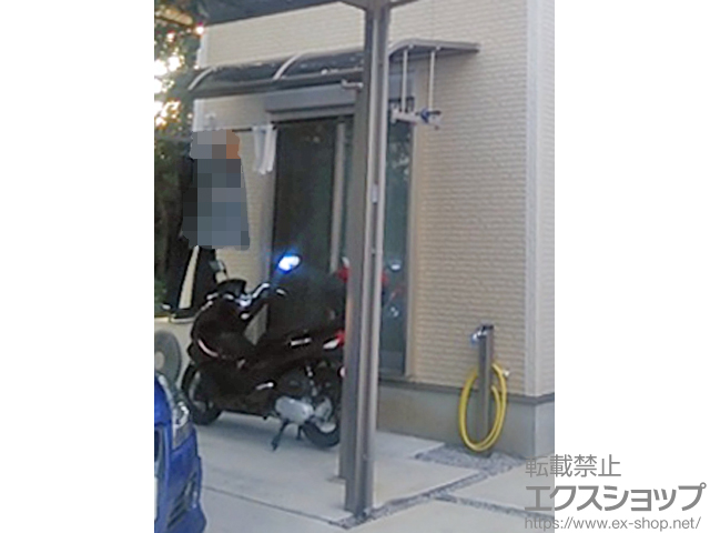 埼玉県川越市のLIXIL リクシル（トステム）のテラス屋根 ライザーテラスII R型 テラスタイプ 単体 積雪〜20cm対応＋吊り下げ物干し 標準タイプ　2本入り 施工例