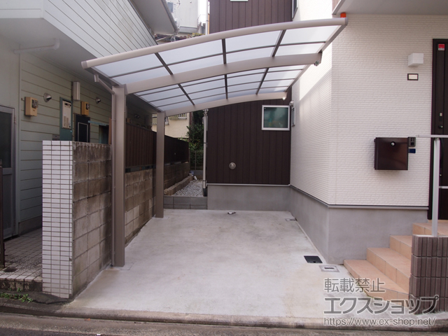 神奈川県横浜市ののカーポート フーゴR (ラウンドスタイル) 積雪〜20cm対応＋フーゴR (ラウンドスタイル) 　着脱式サポート　2本入り　標準柱（H22）用×1セット 施工例