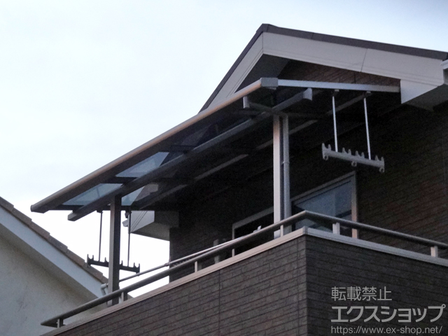 愛知県刈谷市のLIXIL リクシル（トステム）のバルコニー・ベランダ屋根 ライザーテラスII 【提案】F型 屋根タイプ 単体 積雪〜20cm対応＋吊り下げ物干し 施工例