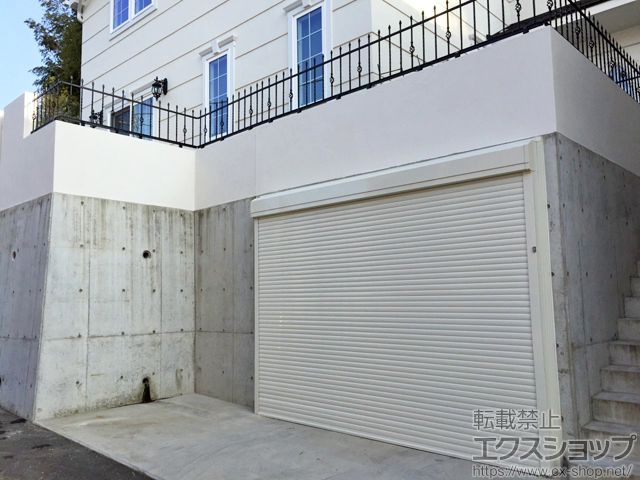 神奈川県横浜市のLIXIL リクシル（トステム）のガレージシャッター ガレージシャッタークワトロ 電動式 外部付タイプ ※外部停電時開閉機構 施工例