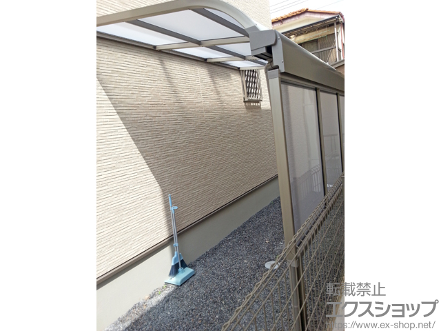 群馬県伊勢崎市のLIXIL リクシル（トステム）のテラス屋根 ライザーテラスII R型 1500 テラスタイプ 単体 積雪〜50cm対応＋前面スクリーン 1段仕様 施工例