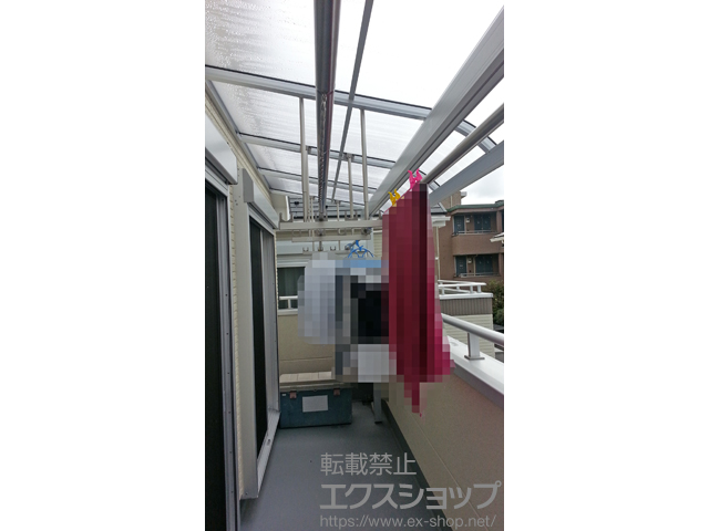 東京都東大和市ののバルコニー・ベランダ屋根 ヴェクターテラス R型 屋根タイプ 単体 積雪〜20cm対応＋吊り下げ式物干し 標準 2本入×2 施工例
