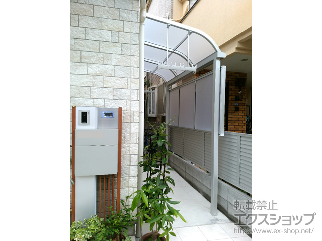 東京都西東京市のLIXIL リクシル（トステム）のテラス屋根 ライザーテラスII R型 テラスタイプ 単体 積雪〜20cm対応＋前面スクリーン（1段） 施工例