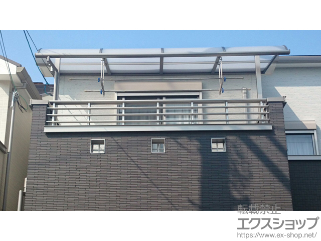 大阪府堺市のLIXIL リクシル（トステム）のバルコニー・ベランダ屋根 ライザーテラスII R型 屋根タイプ 単体 積雪〜20cm対応+吊り下げ物干し 標準 2本入 施工例