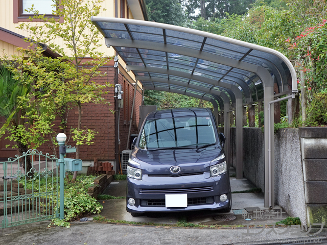 埼玉県日高市のLIXIL リクシル（トステム）のカーポート テールポートシグマIII 縦連棟 積雪〜20cm対応＋着脱式サポート ロング柱23用 1本入り×4セット 施工例