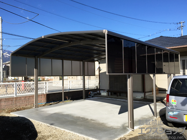 山梨県南アルプス市ののカーポート ネスカR (ラウンドスタイル) ワイド 積雪〜20cm対応＋[両側]ネスカR ワイド サイドパネル 施工例