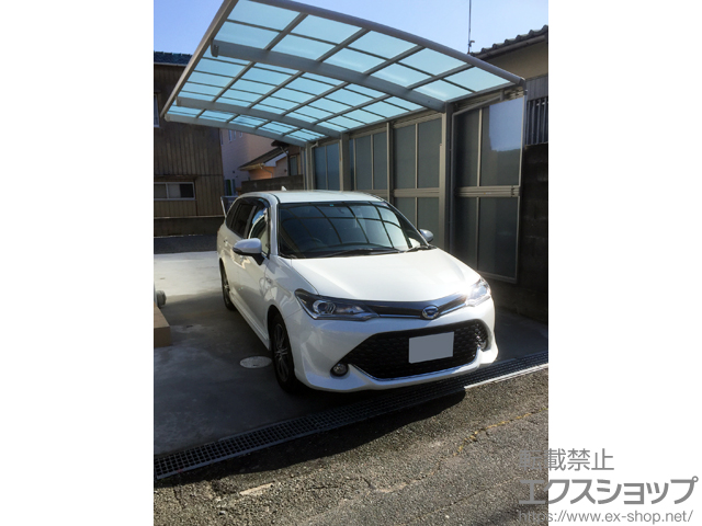 福岡県福津市ののカーポート レイナポートグラン 延長　積雪〜20cm対応＋サイドパネル＋着脱式サポート 標準・ハイルーフ兼用 2本入り×1セット/1本入り×1セット 施工例