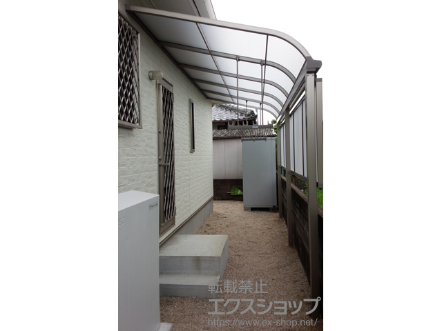 福岡県遠賀郡岡垣町のLIXIL リクシル（トステム）のテラス屋根 ライザーテラスII R型 テラスタイプ 単体 積雪〜20cm対応＋吊り下げ物干し 仕様：標準 2本入り＋前面スクリーン※ふさぎ材なし 施工例