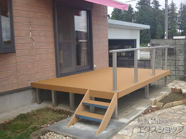 栃木県下野市ののウッドデッキ リウッドデッキ 200＋シンプルモダンデッキフェンス1型＜笠木のみタイプ＞＋階段式リウッドステップ5型 Sタイプ 2段 施工例