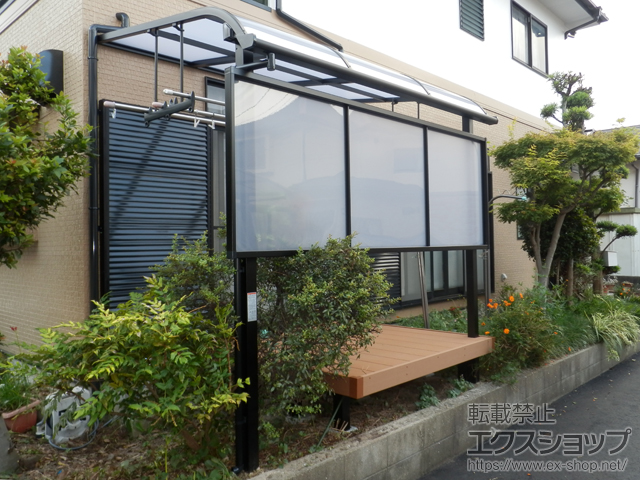 福岡県大野城市のLIXIL リクシル（トステム）のテラス屋根 ライザーテラスII R型 テラスタイプ 単体 積雪〜20cm対応＋吊り下げ物干し 標準 2本入り×1セット＋前面スクリーン 1段 施工例