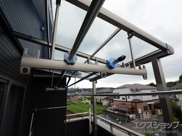 東京都日野市のLIXIL リクシル（トステム）のバルコニー・ベランダ屋根 パワーアルファ F型 屋根タイプ 単体 積雪〜30cm対応+パワーアルファ用 吊り下げ物干し(ワイド) 仕様：標準 2本入り 施工例