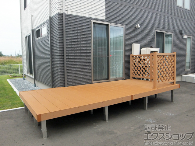 青森県上北郡六戸町ののウッドデッキ リウッドデッキ 200+独立式リウッドステップ2型×1台+リウッドデッキフェンス2型＜ラチス格子＞ 施工例