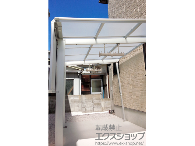 徳島県小松島市ののテラス屋根 フーゴF テラスタイプ　単体 積雪〜20cm対応＋竿掛けセットＳ 2本入り×1セット＋サイドパネル 施工例