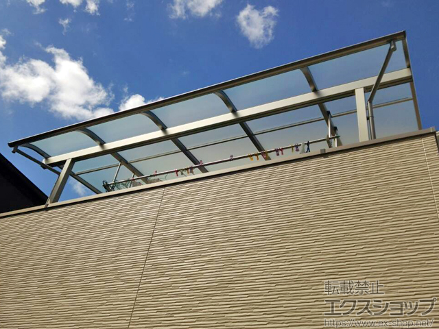 大阪府池田市ののバルコニー・ベランダ屋根 ヴェクターテラス R型 屋根タイプ 単体 積雪〜20cm対応＋吊り下げ物干し 標準 2本入 施工例