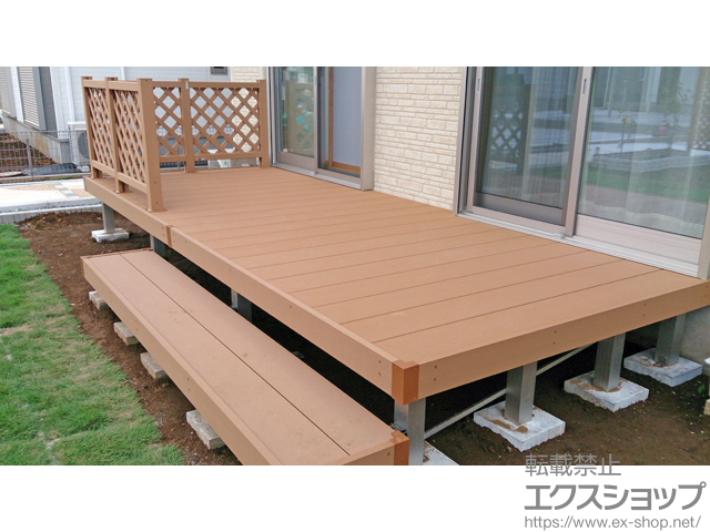 千葉県富里市ののウッドデッキ リウッドデッキ 200＋部分段床セット 1段 正面タイプ＋リウッドデッキフェンス2型＜ラチス格子＞ 施工例