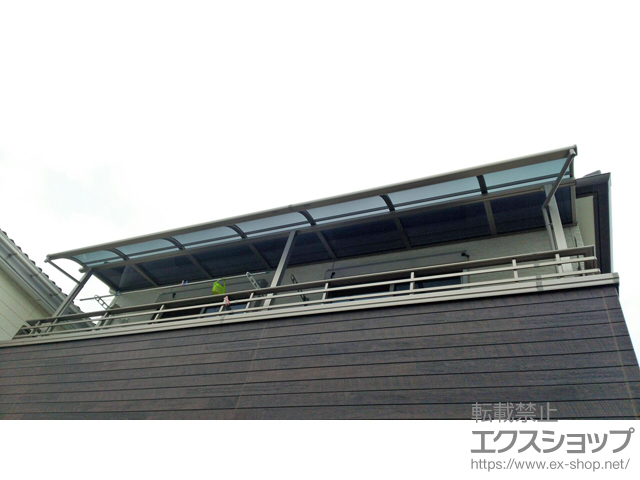 埼玉県志木市のLIXIL リクシル（トステム）のバルコニー・ベランダ屋根 ライザーテラスII R型 屋根タイプ 連棟 積雪〜20cm対応 施工例