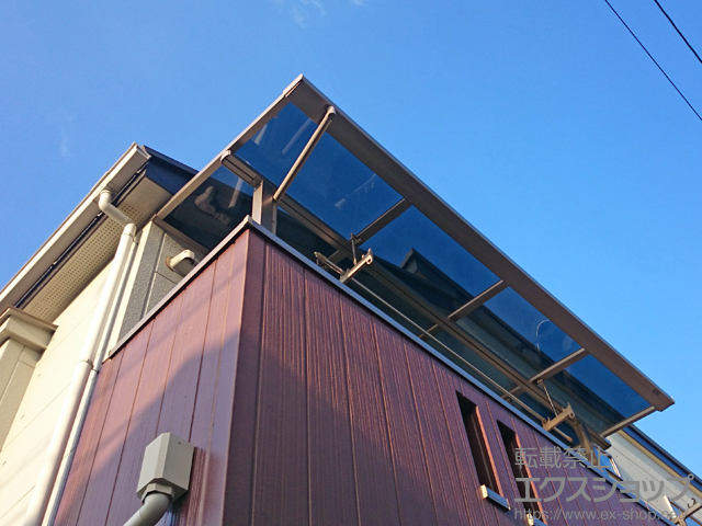 東京都昭島市のLIXIL リクシル（トステム）のバルコニー・ベランダ屋根 ライザーテラスII F型 屋根タイプ 単体 積雪〜20cm対応＋吊り下げ物干し 仕様：標準 2本入り 施工例