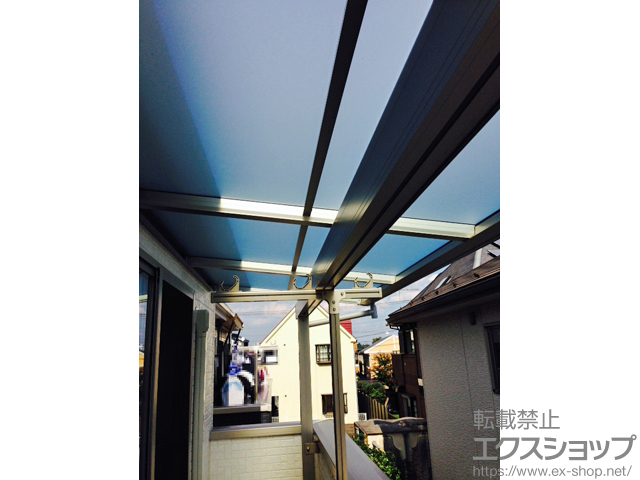 埼玉県川越市ののバルコニー・ベランダ屋根 ヴェクターテラス F型 屋根タイプ 単体 積雪〜20cm対応＋吊り下げ式物干し 標準 2本入り 施工例