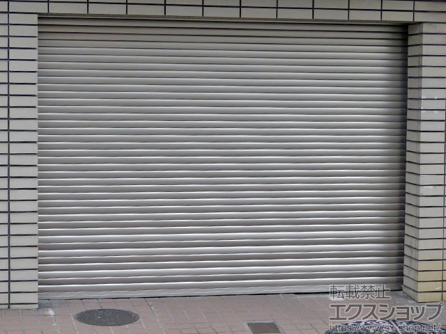 大阪府吹田市のLIXIL リクシル（トステム）のガレージシャッター ガレージシャッタークワトロ 電動式 内部付タイプ ※外部停電時開閉機構 施工例