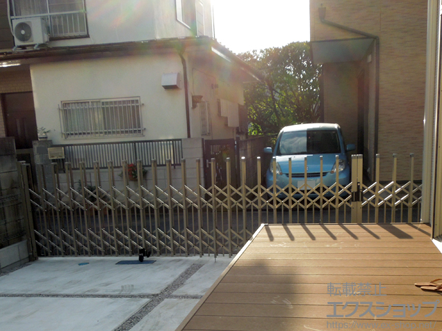 東京都東久留米市ののカーゲート トリップゲート ペットガード型 ノンレール 両開き親子 52WO(12S+40M) 施工例