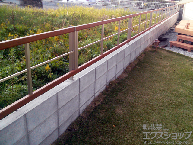 埼玉県行田市ののフェンス・柵 ルシアスフェンスH05型 横格子 木調カラー 自由柱施工 施工例