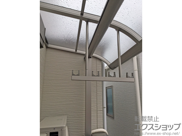 兵庫県尼崎市ののバルコニー・ベランダ屋根 ヴェクターテラス R型 屋根タイプ 単体 積雪〜20cm対応＋物干しセット 吊り下げ式 標準2本入り×1セット 施工例