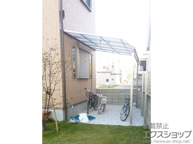 徳島県鳴門市のLIXIL リクシル（トステム）のテラス屋根 ライザーテラスII R型 テラスタイプ 単体 積雪〜20cm対応＋吊り下げ式物干し 標準 ロング 2本入り×1セット 施工例