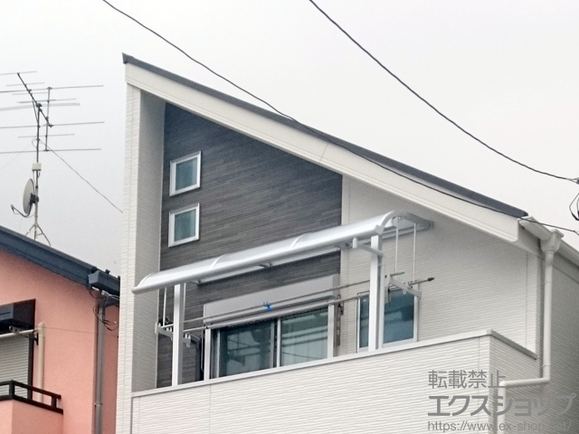 東京都杉並区のLIXIL リクシル（トステム）のバルコニー・ベランダ屋根 ライザーテラスII R型 屋根タイプ 単体 積雪〜20cm対応＋吊り下げ物干し 標準 2本入り×1セット 施工例