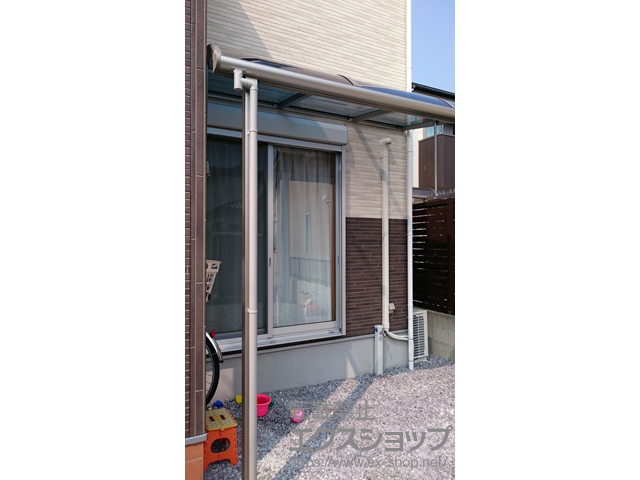 宮崎県延岡市ののテラス屋根 プレシオステラス R型 テラスタイプ 単体 積雪〜20cm対応+吊り下げ式物干し ロング 2本入り×1セット 施工例