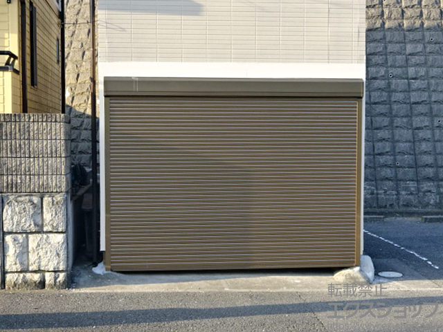 神奈川県平塚市のLIXIL リクシル（トステム）のガレージシャッター ガレージシャッタークワトロ 電動式 外部付タイプ 施工例