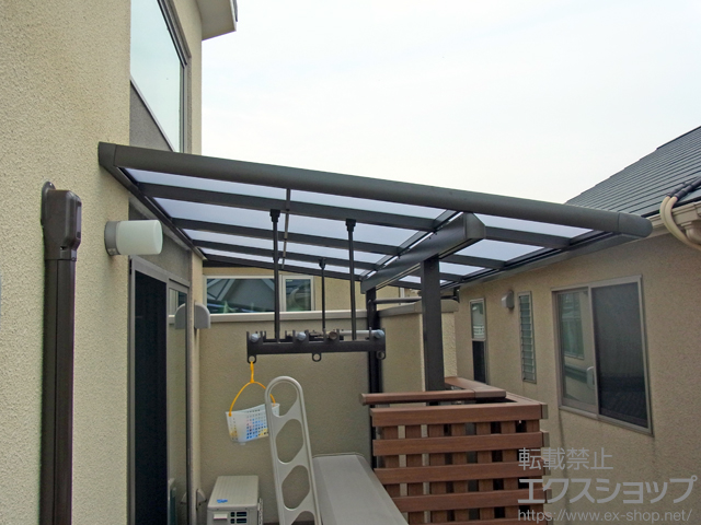 大阪府大阪市のLIXIL リクシル（トステム）のバルコニー・ベランダ屋根 パワーアルファ F型 屋根タイプ 単体 積雪〜30cm対応＋物干しセット 吊り下げ式 標準2本入り×1セット 施工例