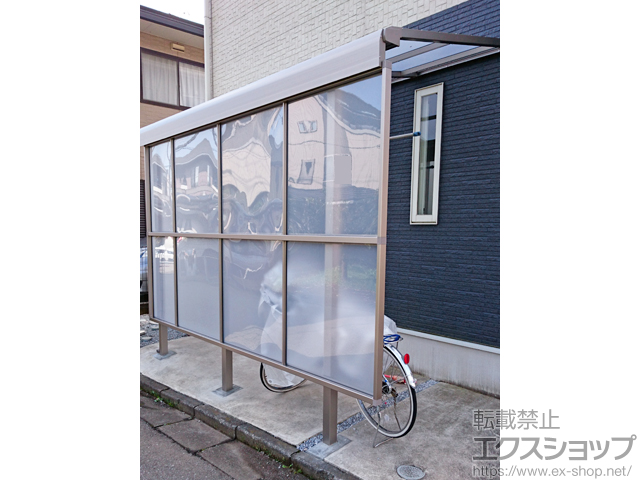 栃木県宇都宮市のLIXIL リクシル（トステム）のテラス屋根 ライザーテラスII F型 テラスタイプ 単体 積雪〜20cm対応＋前面スクリーン2段＋吊り下げ物干し ロング2本入り×1セット 施工例