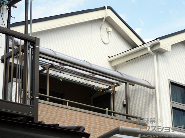 東京都足立区のLIXIL リクシル（トステム）のバルコニー・ベランダ屋根 ライザーテラスII R型 屋根タイプ 単体 積雪〜20cm対応＋異形対応部品 施工例