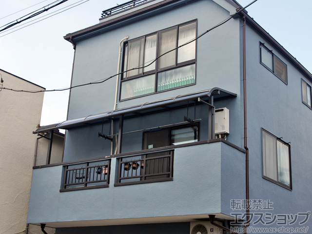 埼玉県朝霞市のLIXIL リクシル（トステム）のバルコニー・ベランダ屋根 ライザーテラスII R型 屋根タイプ 連棟 積雪〜20cm対応＋吊り下げ式物干し 標準 2本入 施工例