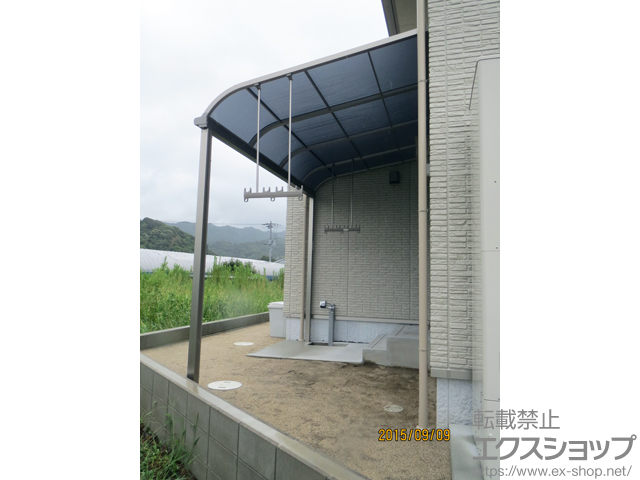和歌山県有田郡有田川町のLIXIL リクシル（トステム）のテラス屋根 ライザーテラスII R型 テラスタイプ 単体 積雪〜20cm対応＋吊り下げ物干し ロング 2本入り×1セット 施工例